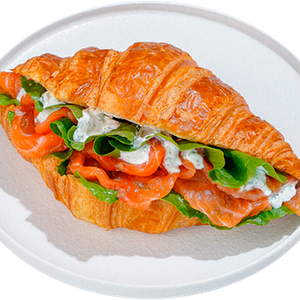 Круассан с красной рыбой