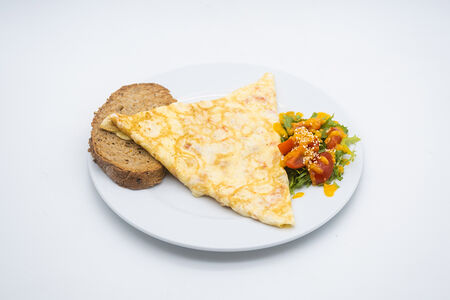 Омлет с помидором черри и сыром моцарелла