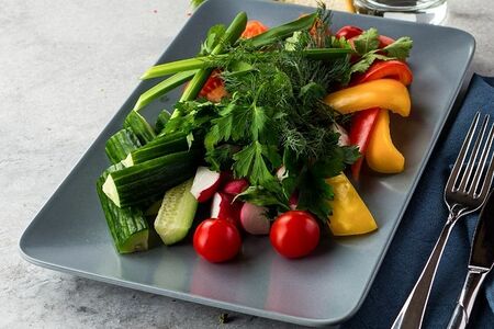 Свежие овощи и зелень