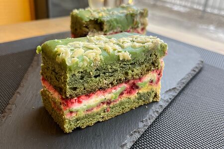 Пирожное Фисташка-малина