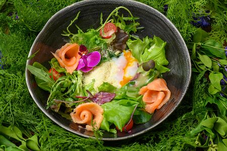 Салат с норвежским лососем и яйцом пашот