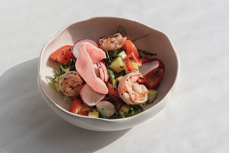 Салат с креветками и ананасом