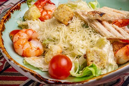 Салат Цезарь с креветками