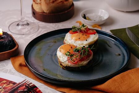 Шпинатные оладьи с глазуньей