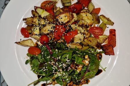 Салат с овощами и сыром