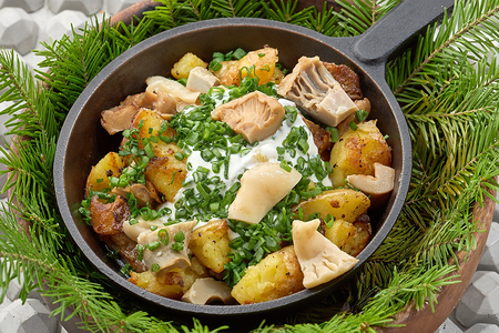 Сковорода с жаренным картофелем и уральскими грибами