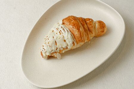 Круассан с миндалем