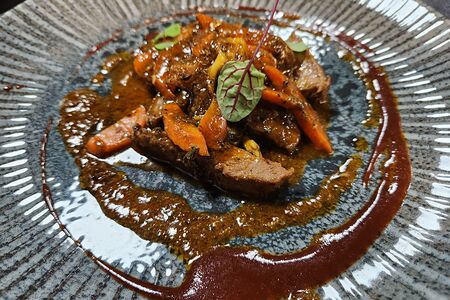 Розовая телятина с овощами