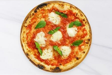 Маргарита, томатный соус, базилик