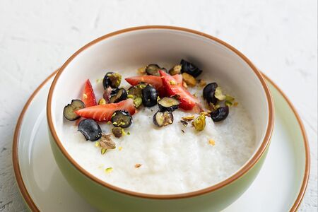 Каша рисовая с фисташкой и ягодой