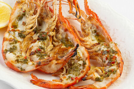 Креветки скампи на гриле с соусом песто