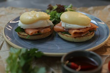 Яйца Бенедикт с английским маффином