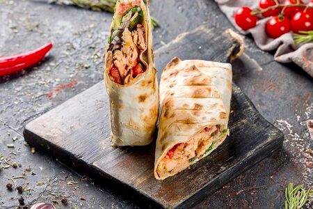 Шаурма из курицей на углях