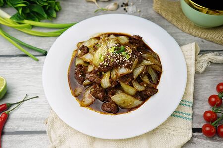 Жареная говядина с луком 葱爆牛肉