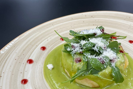 Печенный камамбер с брусничным соусом