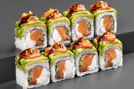 Ролл Филадельфия с манго, авокадо и клубникой