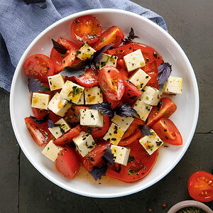 Салат с томатами и имеретинским сыром