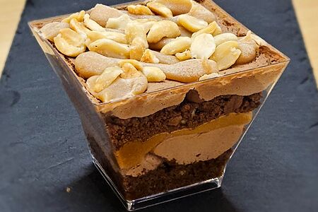 Десерт в стакане Сникерс