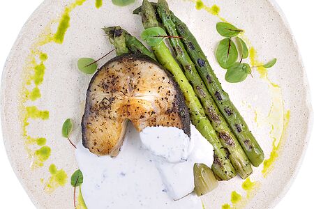 Угольная рыба на гриле со спаржей и горячей горгонзолой