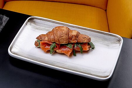 Круассан с лососем