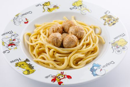 Спагетти с куриными фрикадельками в сливочном соусе