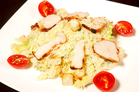 Салат Цезарь с курицей