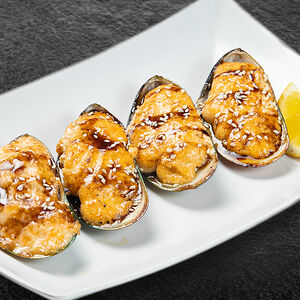 Мидии запеченные под спайси соусом 4 шт