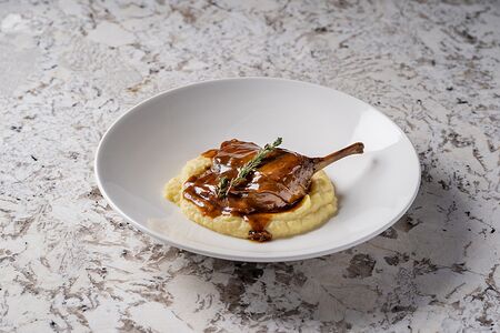 Утиная ножка в соусе порто с пюре