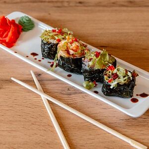 Гункан с лососем