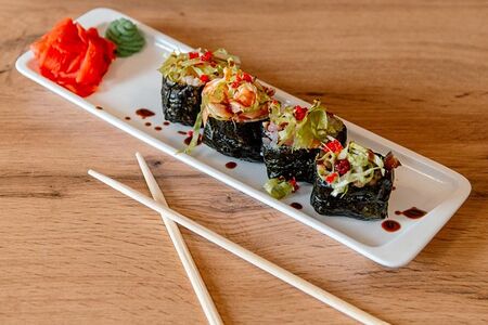 Гункан с лососем