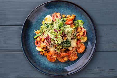 Салат Цезарь с тигровыми креветками