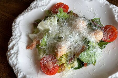 Салат с креветками и пармезаном