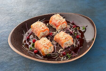 Рулетики с лососем и тремя видами сыра