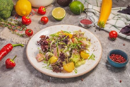 Теплый салат с копченым лососем