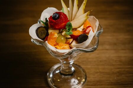 Фруктовый салат со сливками