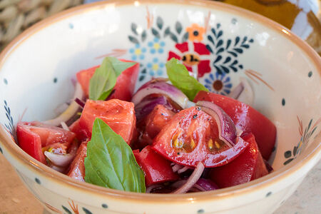 Салат из помидоров с красным луком