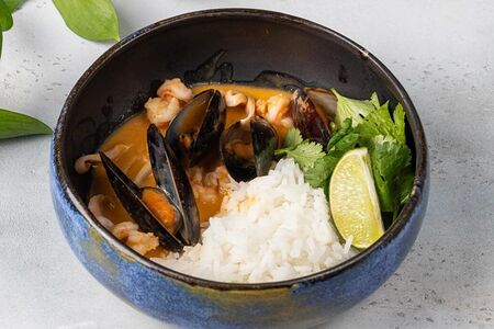 Морепродукты в соусе карри