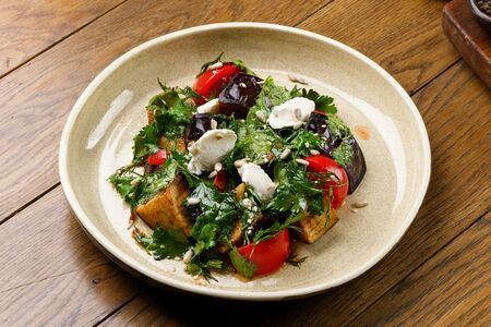 Салат с хрустящими баклажанами