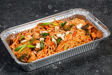 Лапша с лососем и креветками