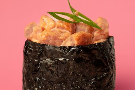 Гункан Спайси тунец