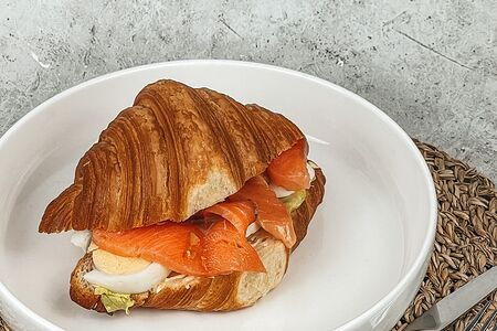 Круассан с семгой
