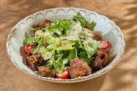 Салат с куриной печенью и вешенками с медово-горчичный соусом