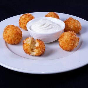 Сырные шарики с чесночным соусом