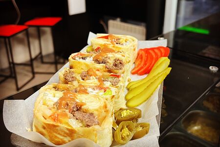 Шаурма в тарелке с говядиной