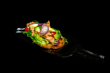 Брускетта с тунцом