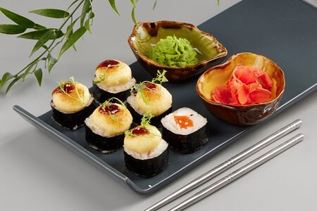 Запеченный ролл с сыром под шапкой из лосося и сырного соуса