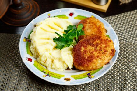 Куриная котлета с картофельным пюре -детское