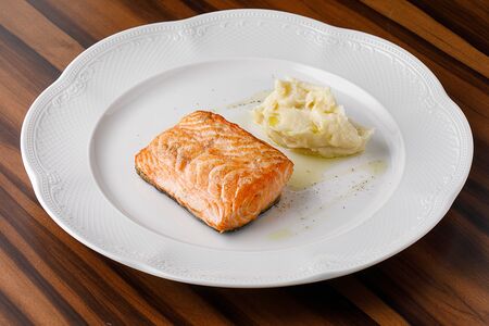 Стейк из сёмги с пюре из сельдерея и пастернака