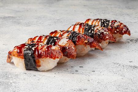 Суши с угрём