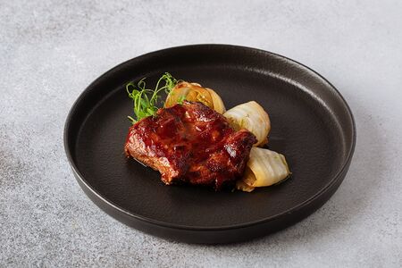 Стейк из свинины с соусом BBQ и картофелем айдахо